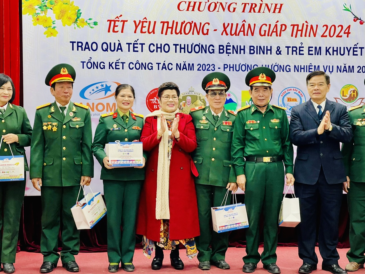 Trung tâm Truyền hình Việt - Đức - trao quà Tết cho thương, bệnh binh, trẻ em khuyết tật Xuân Giáp Thìn 2024