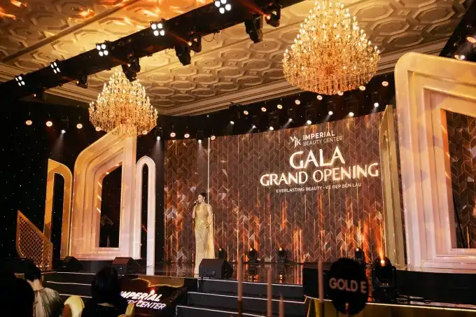 CEO Hà Kiều Anh phát biểu trong đêm Gala Grand Opening. Ảnh: Thẩm mỹ JK